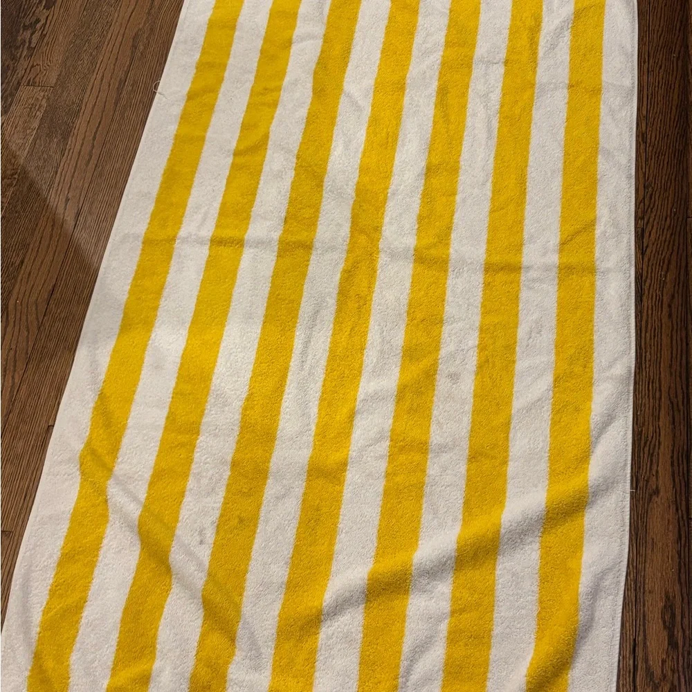 Amazon Basics Yellow and White Towels